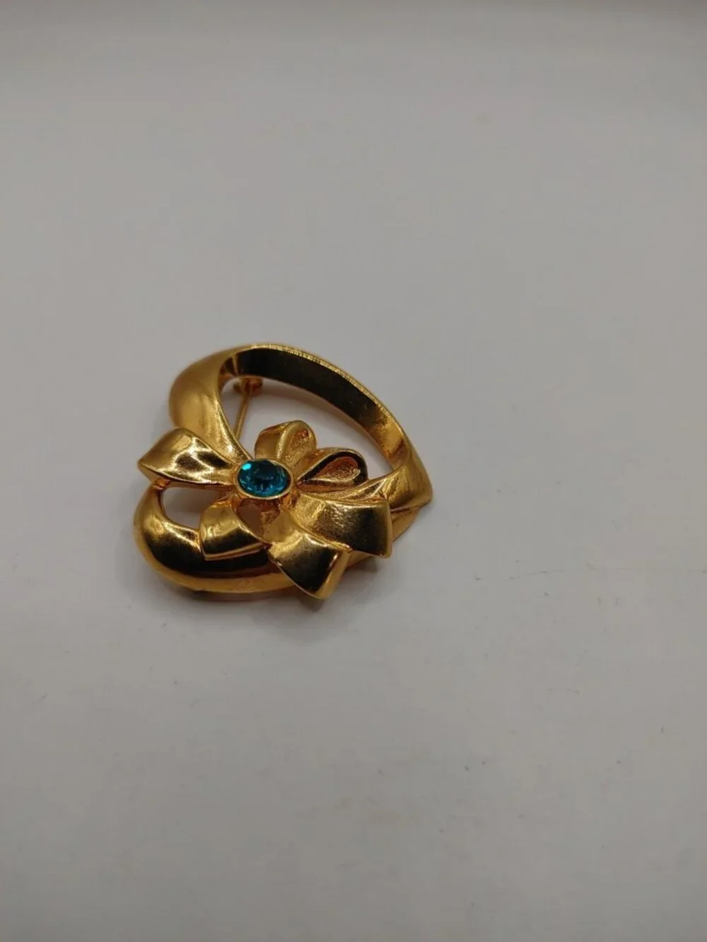 VTG  Brooch/pin  Heart Signed Avon Teal Blue gold tone-in purple tin box
